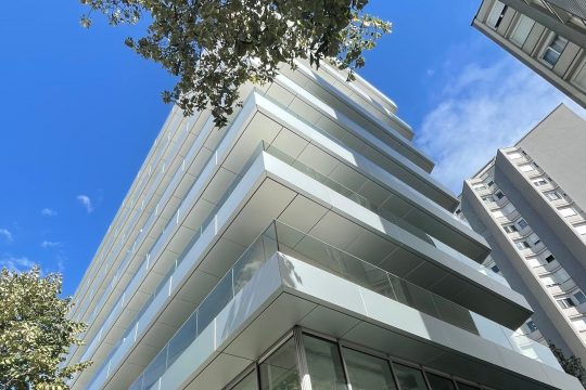 Bardage aluminium : une façade moderne, durable et performante pour vos bâtiments
